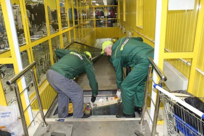 Эскалатор ремонт и обслуживание. Монтаж эскалаторов. Электродвигатель эскалатора в метро. Станция тульская эскалатор. Техническое обслуживание эскалаторов.