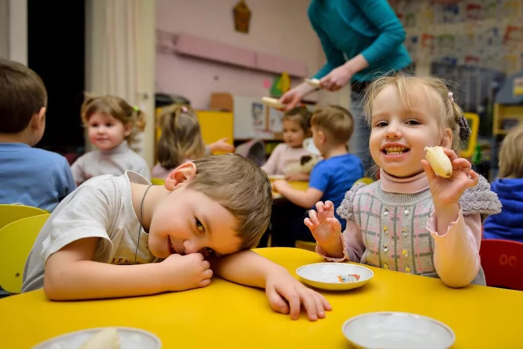Ничем в садике была. Дети в детском саду. Завтрак детей в детском саду. Дети завтракают в детском саду. Дошкольники в детском саду.