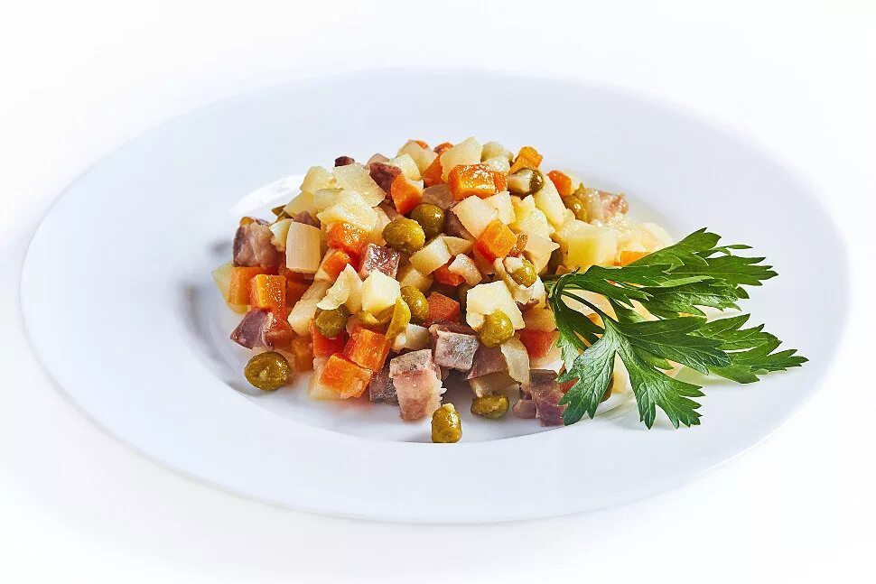 салат крестьянский с салом. салат крестьянский. салат мужицкий. салат крестьянский. греческий салат дома в тарелке.