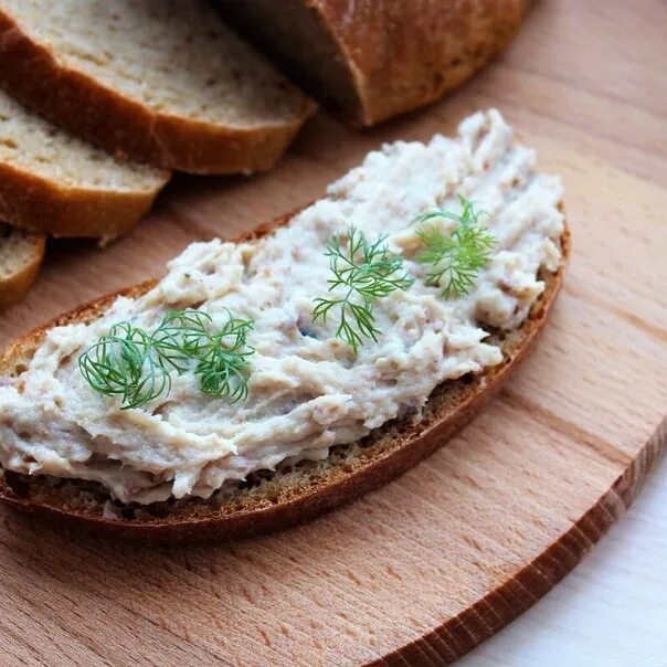 Намазка из сала с чесноком и укропом. Паштет из сала. Паштет из сала с чесноком. Шпик паштет. Намазка из сала на бутер.