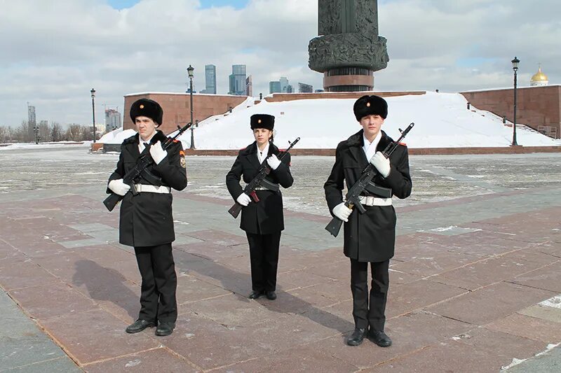Караул в воинской части. Солдат в карауле. Караульный канал z. Лестница караульной службы. Караульный городок.