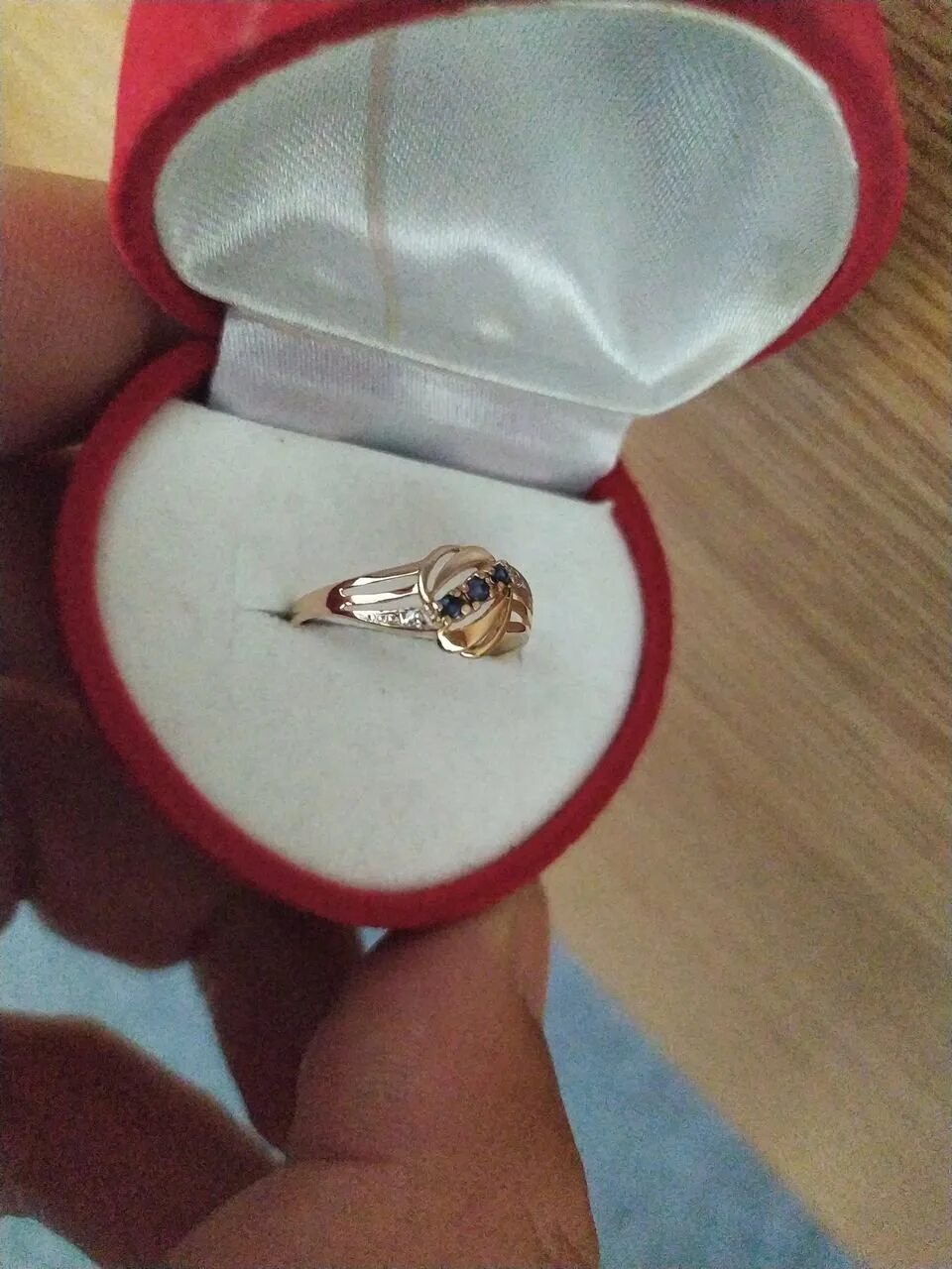 Кольцо подарок. Красивая коробочка для кольца. Кольцо в коробочке. Золотое кольцо в коробочке. Золотое кольцо подарок