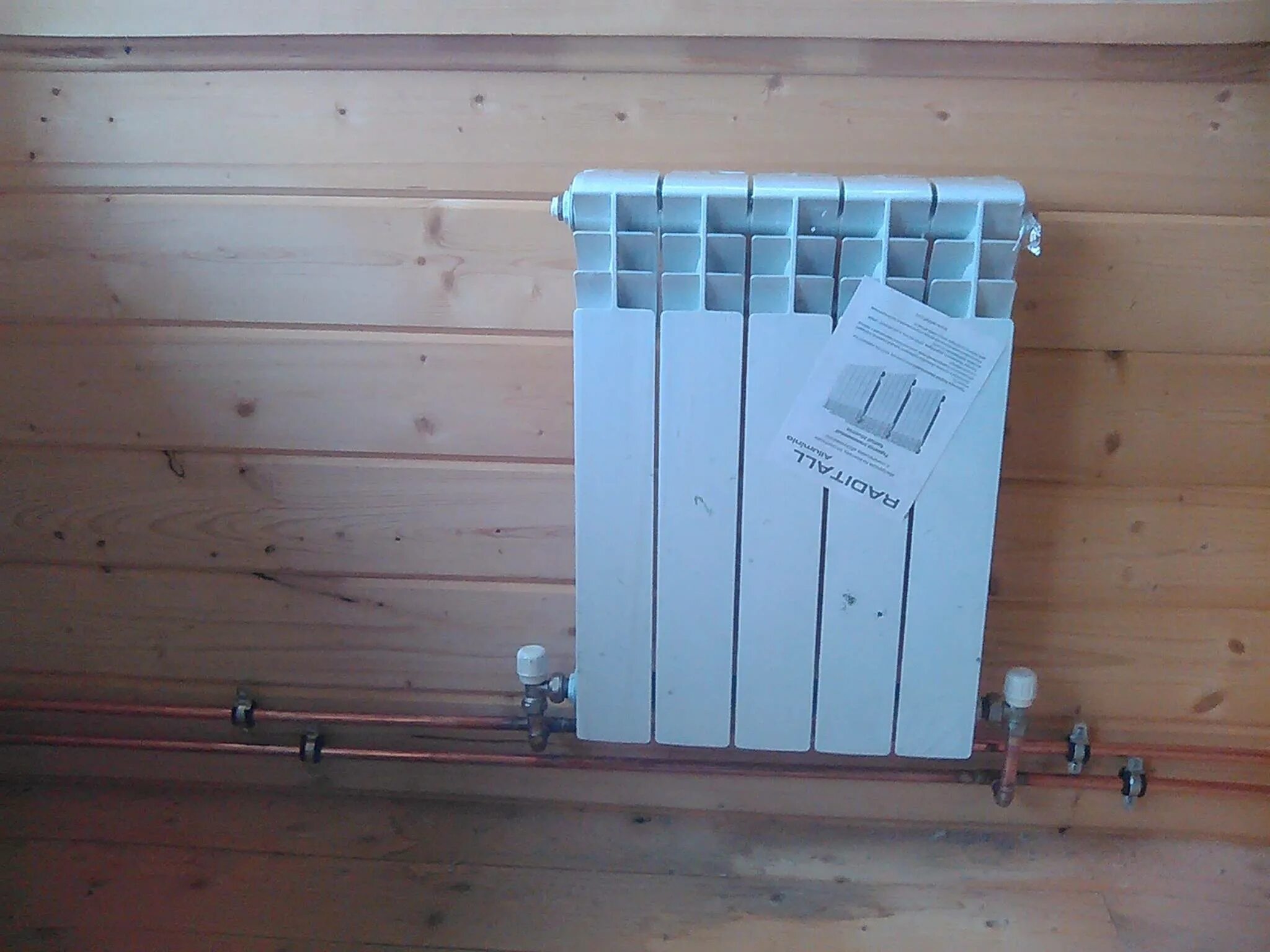 Монтаж отопления в частном доме. Электро котёл отопление 220в для теплого пола. Радиатор отопления в дачном доме. Электрический котёл для отопления частного дома 60 кв м. Отопление на даче.