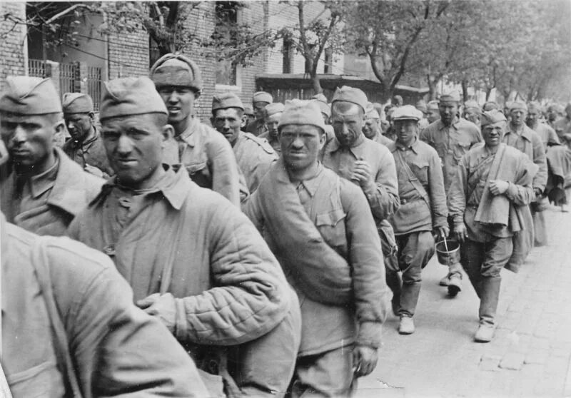 Сайт военнопленных. Колонна советских военнопленных 1941. пленные красноармейцы 1941 унтерменш. пленные немецкие солдаты 1942. колонны пленных советских солдат 1941.