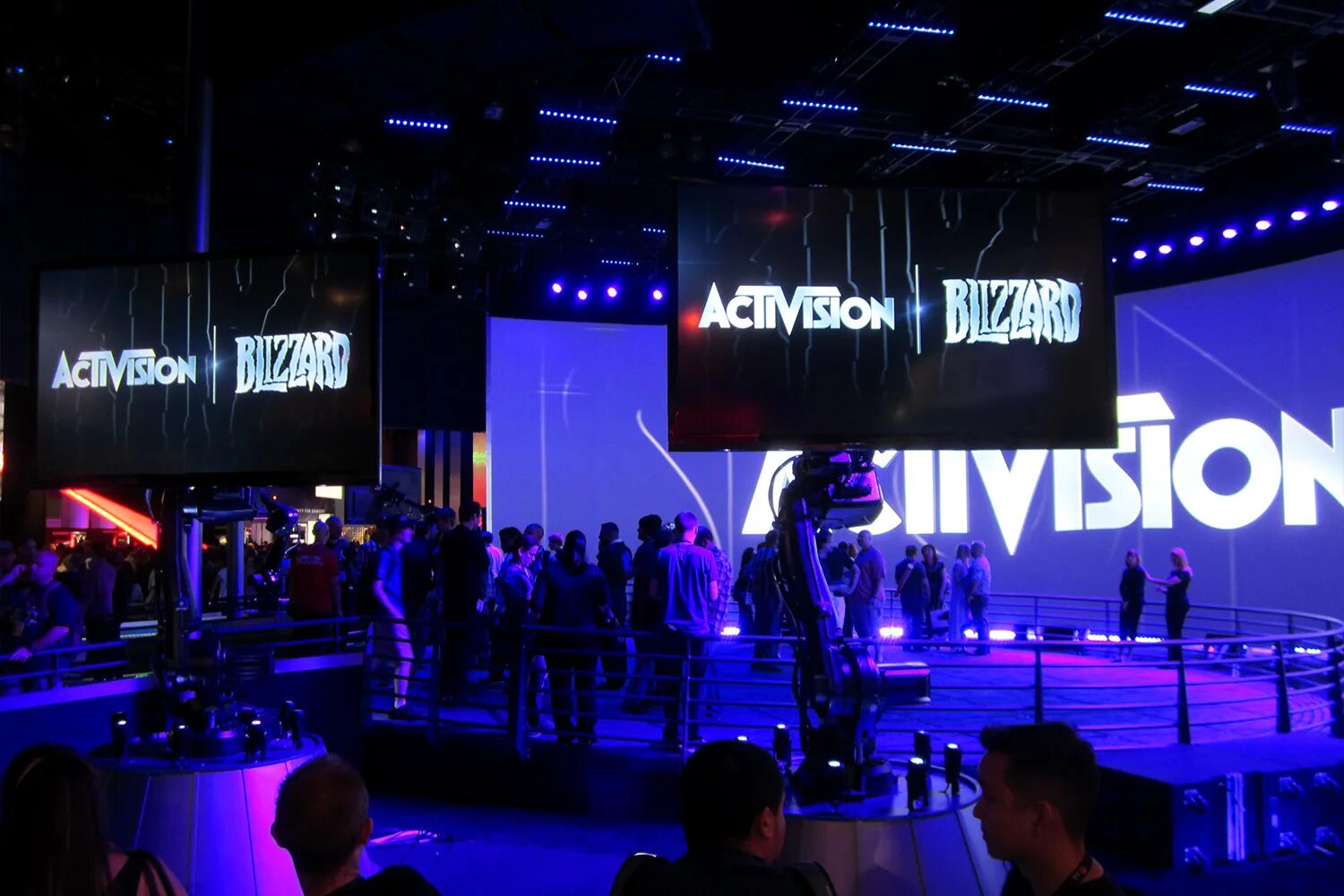 Активизион Близзард. Компания Activision. Activision Blizzard выставка. Логотипы Activision blizzart.