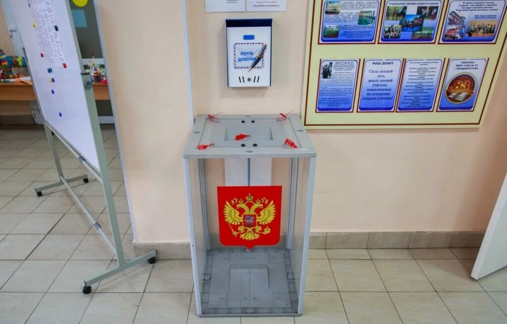 Ящик для избирательных бюллетеней. Стационарный ящик для голосования. переносные ящики для голосования. бюллетень в урну. стационарный и переносной ящики для голосования.