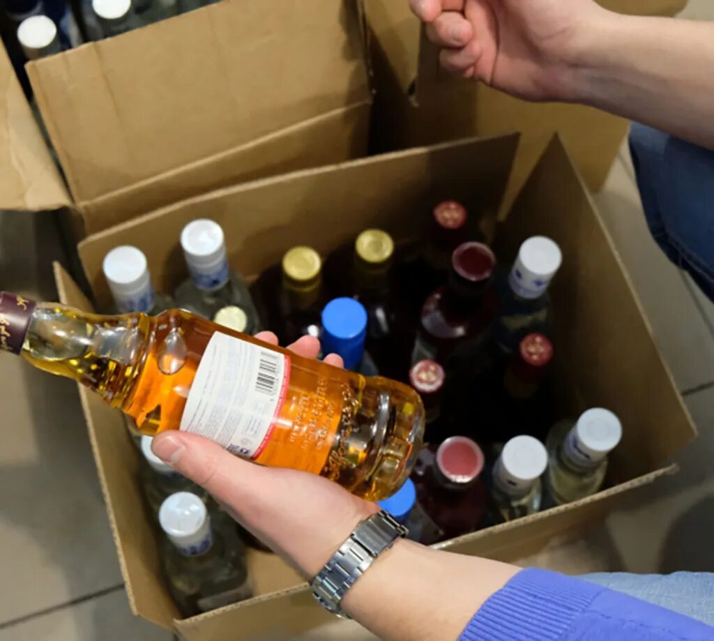 Реализация спиртосодержащей продукции. Незаконный алкоголь. изъятие алкогольной продукции. изъяли алкоголь. контрафактной алкогольной и спиртосодержащей продукции.