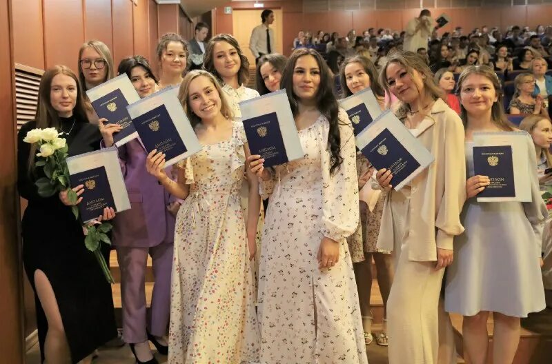 Выпускники мед колледжа. Мед академия в челябинске. Южноуральский медицинский университет. Университет стоматологии в тюмени. Международный медицинский университет.