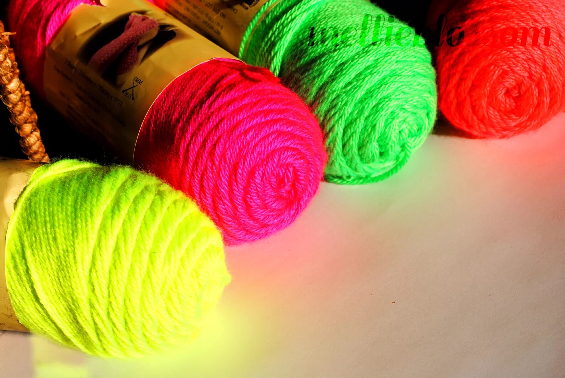 Цвет ниток для вязания. Нитки для вязания. Яркие нитки для вязания. Неоновые нитки для вязания. Цветные нитки.