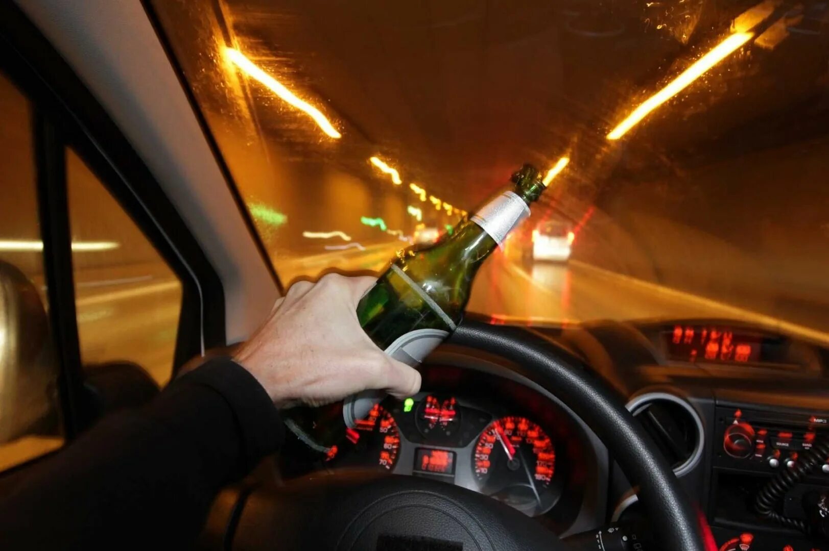 Водитель пьет за рулем. Алкоголь за рулем. За рулем в нетрезвом виде. С бутылкой за рулем.