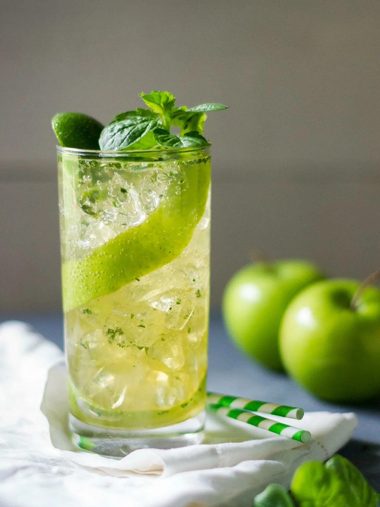 Лаймовый сок. Коктейль Мохито (Mojito). Лаймовый Мохито. Moxito (с лаймом и мятой). Лимонад Мохито лайм мята.