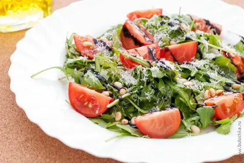 Салат руккола с помидорами и огурцами яйцом