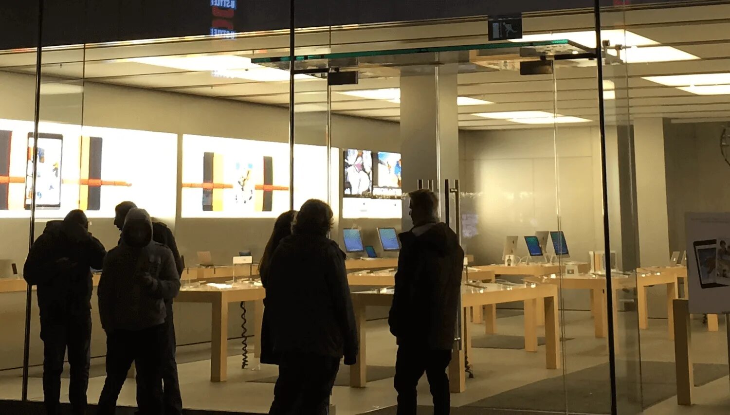 Магазин apple в нижнем новгороде. Apple 34 волгоград. Apple store 2022. Магазин apple в волгограде. Магазин apple в волгограде.