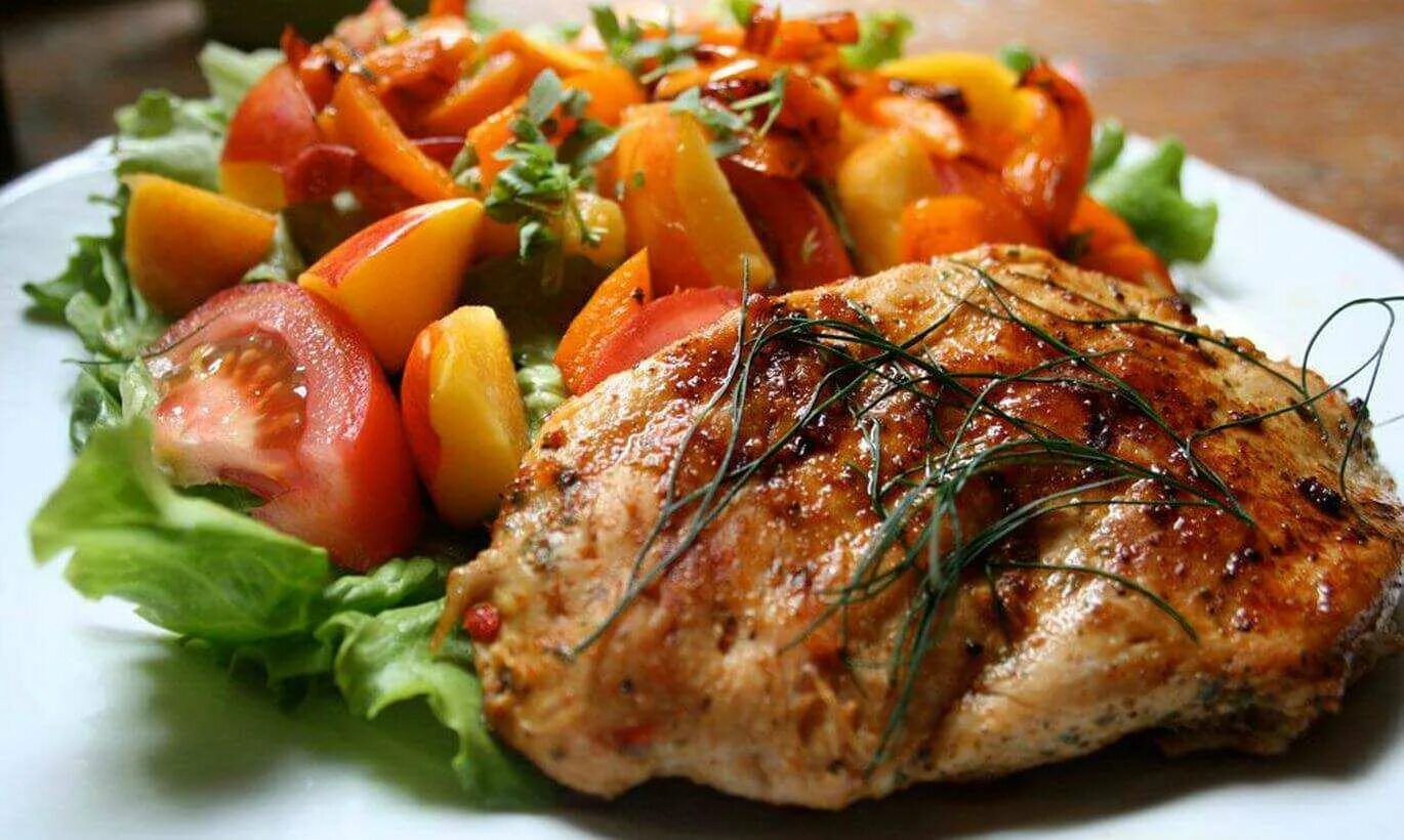 Мясо в духовке курица филе. Запеченная куриная грудка. куриная грудка с овощами. куриная грудка в духовке. куриная грудка запеченная с овощами.