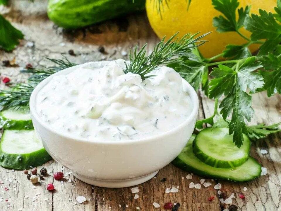 Соус со сметаной и сыром. Соус для шашлыка. Соус со сметаной и сыром. Жюльен из курицы с грибами. Сметанно чесночный соус.