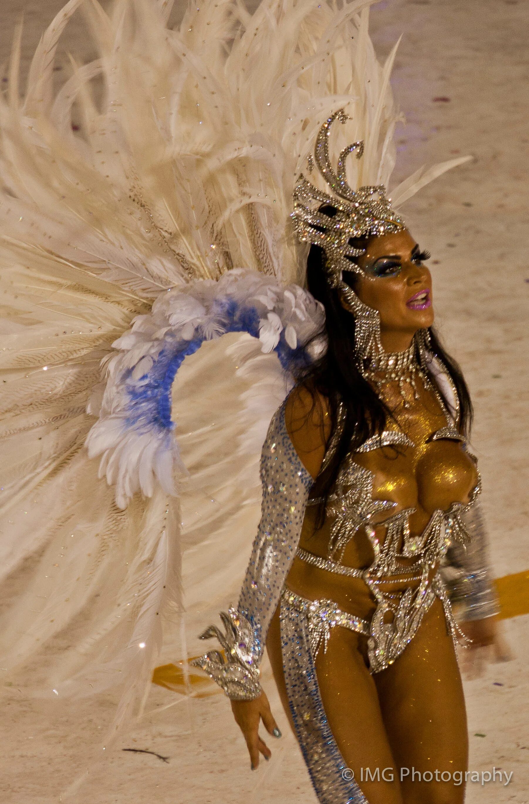 Карнавал в Рио-де-Жанейро. Карнавал в Бразилии. Танцоры Самба карнавал Рио. Карнавал Рио де Жанейро 2005.