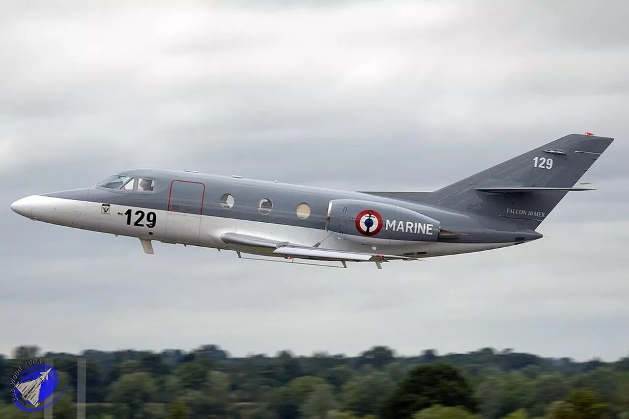 Тип фалькон. Falcon 10. dassault falcon 10. фалькон 700 самолет. dassault mb 220.