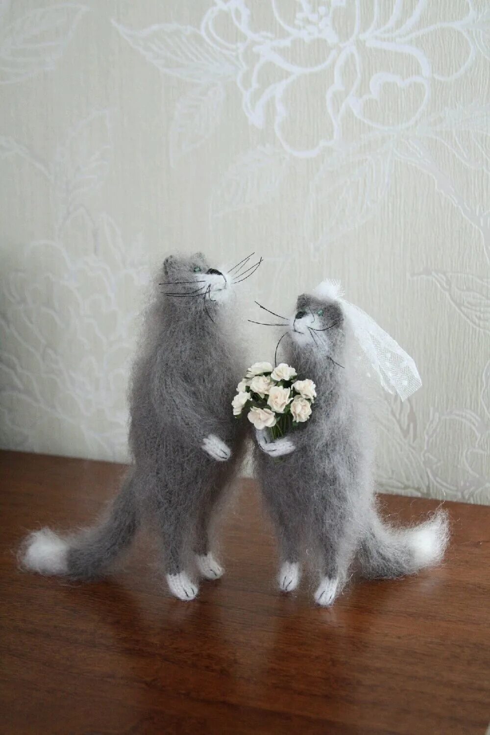 Кошачья свадьба. С днем свадьбы котики. Кошки в свадебных нарядах. С годовщиной свадьбы кошки.