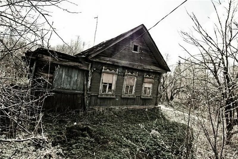 Один только старый дом стоял в глубине. Заброшенный дом в деревне. заброшенные дома в деревнях. страшный деревенский дом. страшная деревня.