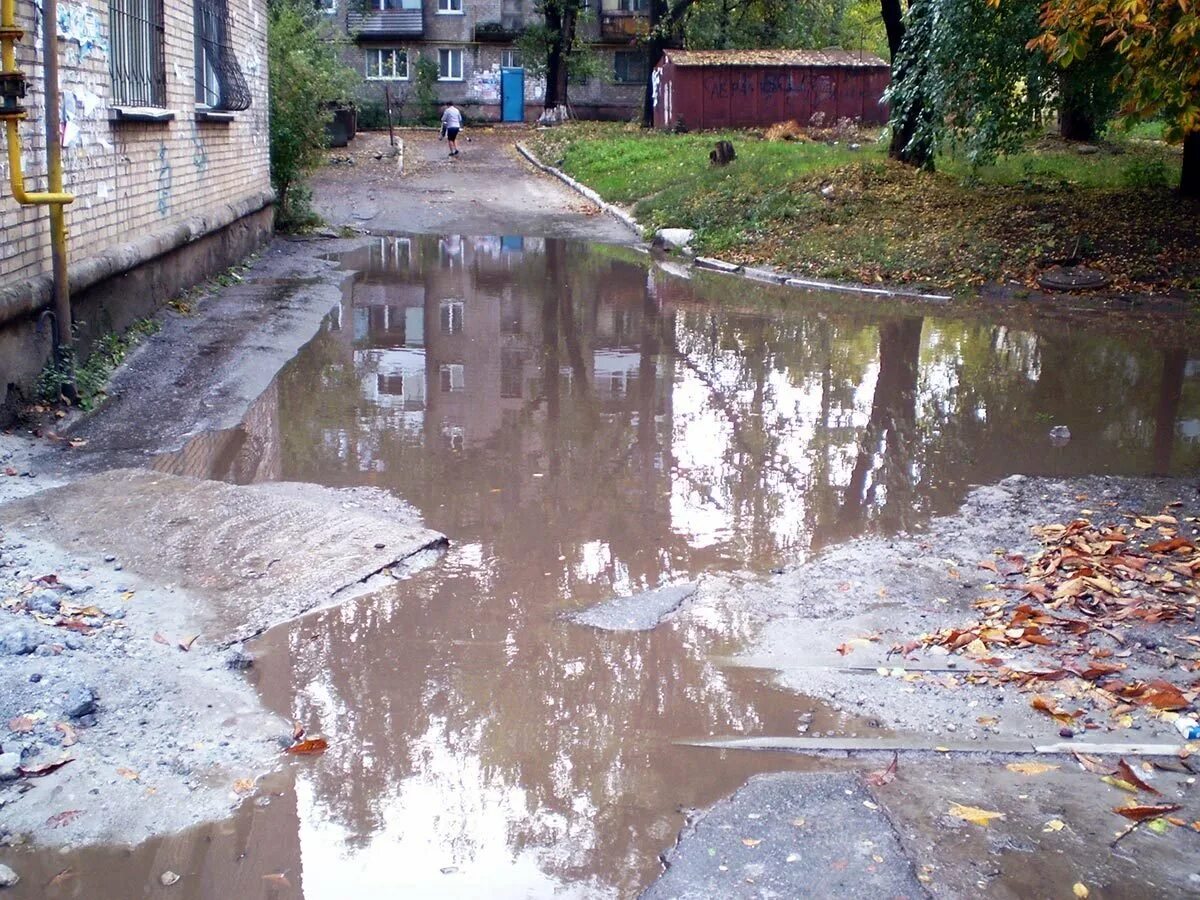 Грязная лужа. Улица с лужами. Лужи в городе. Сильный дождь. Вода из грязной лужи