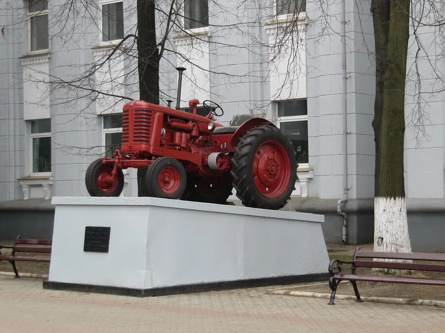 Дк тракторного минск. Минск Минский тракторный завод памятник. Памятник Ленину у Минского тракторного завода. Знаменитый памятник Белоруссии тракторный завод. Памятники Белоруссия тракторный завод.