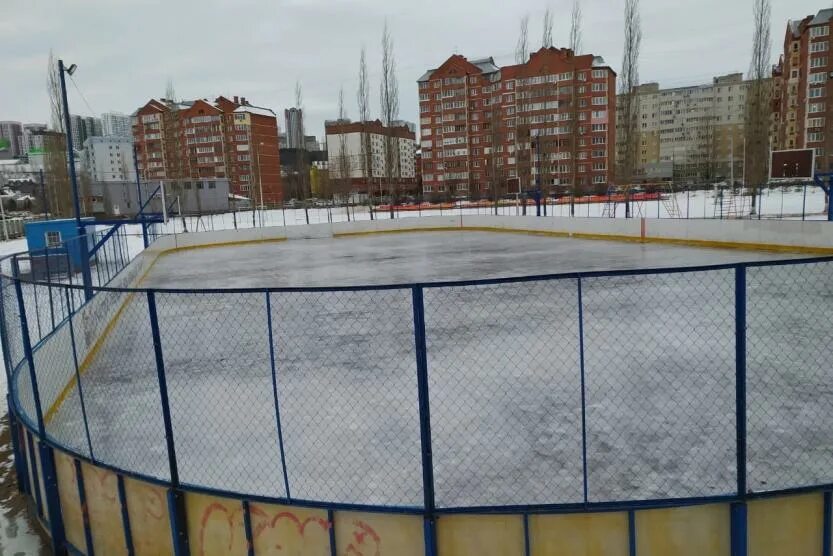 Бортик катка. Хоккейный клуб лицей бийск. Ограждение хоккейной коробки. Хоккейная коробка бийск камера. Хоккейная коробка маленькая.