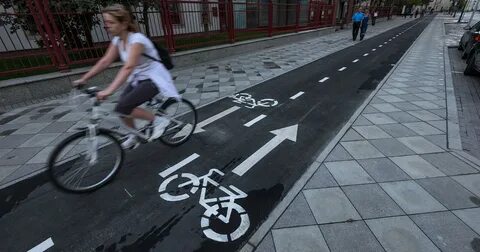 Велосипед на тротуаре