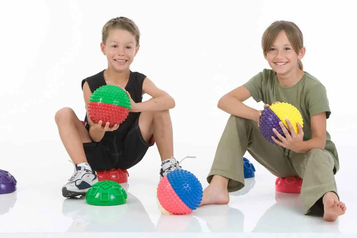 Занятия на координацию. Балансировочная платформа Togu. Togu Senso Balance Hedgehog 18. Полусфера балансировочная для детей. Мяч для равновесия.