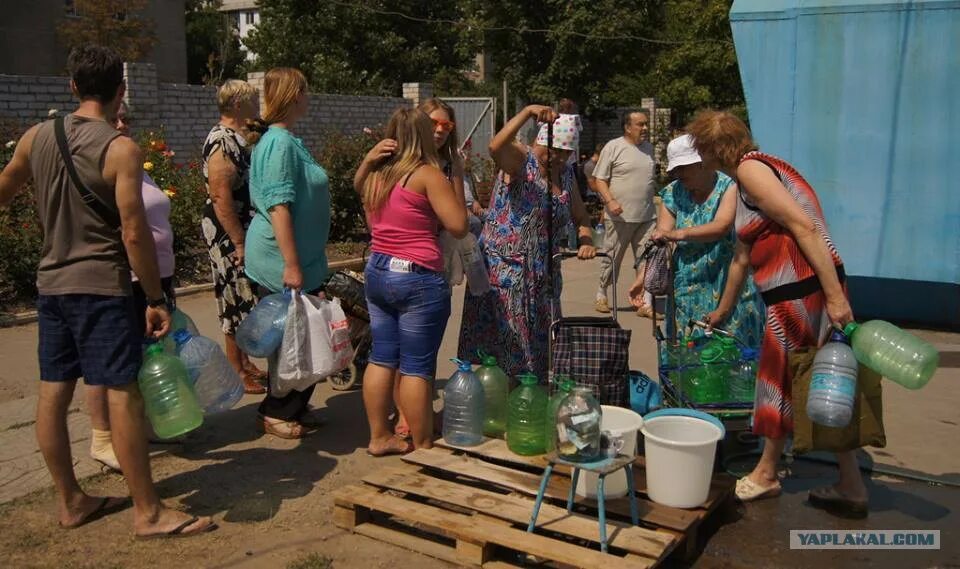Вода в луганске. Вода в луганске. Краснодон лугансквода. Вода газированная. Ключевая вода днр.