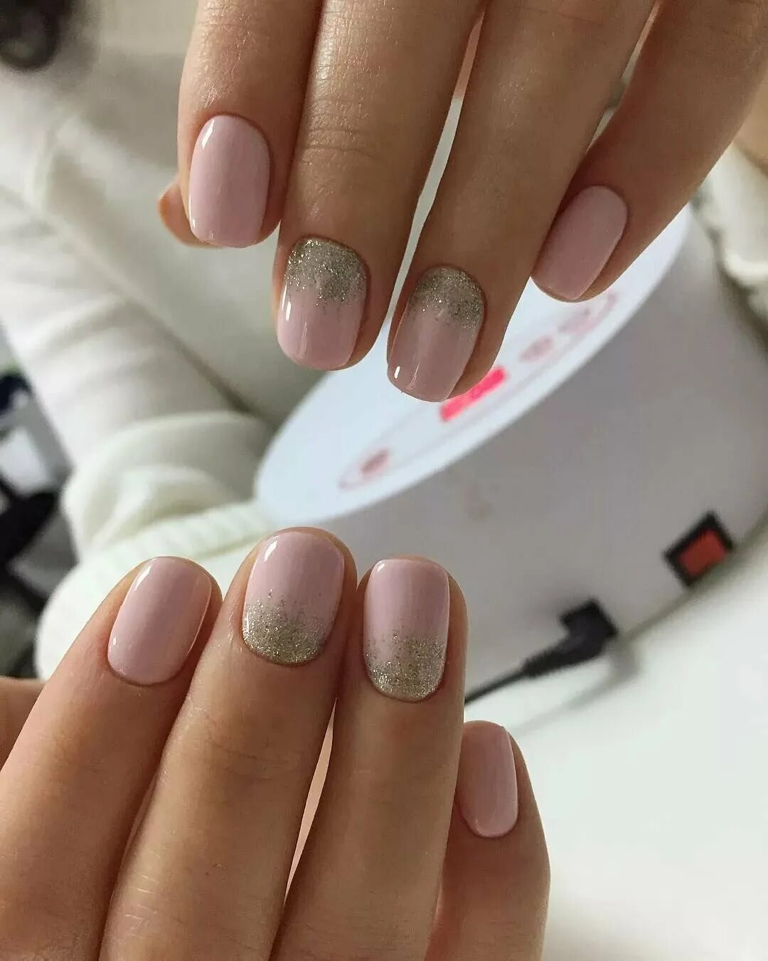 Нежные идеи на короткие ногти. Ногти короткие. Нужный маникюр на короткие ногти. Маникюна короткие ногти нежные. Нежный маникюр.