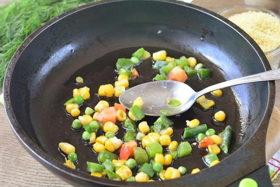Как вкусно приготовить мексиканскую замороженную смесь. Суп с мексиканской смесью. суп из мексиканской смеси. мексиканская смесь с яйцом на сковороде. суп из мексиканской смеси замороженной.
