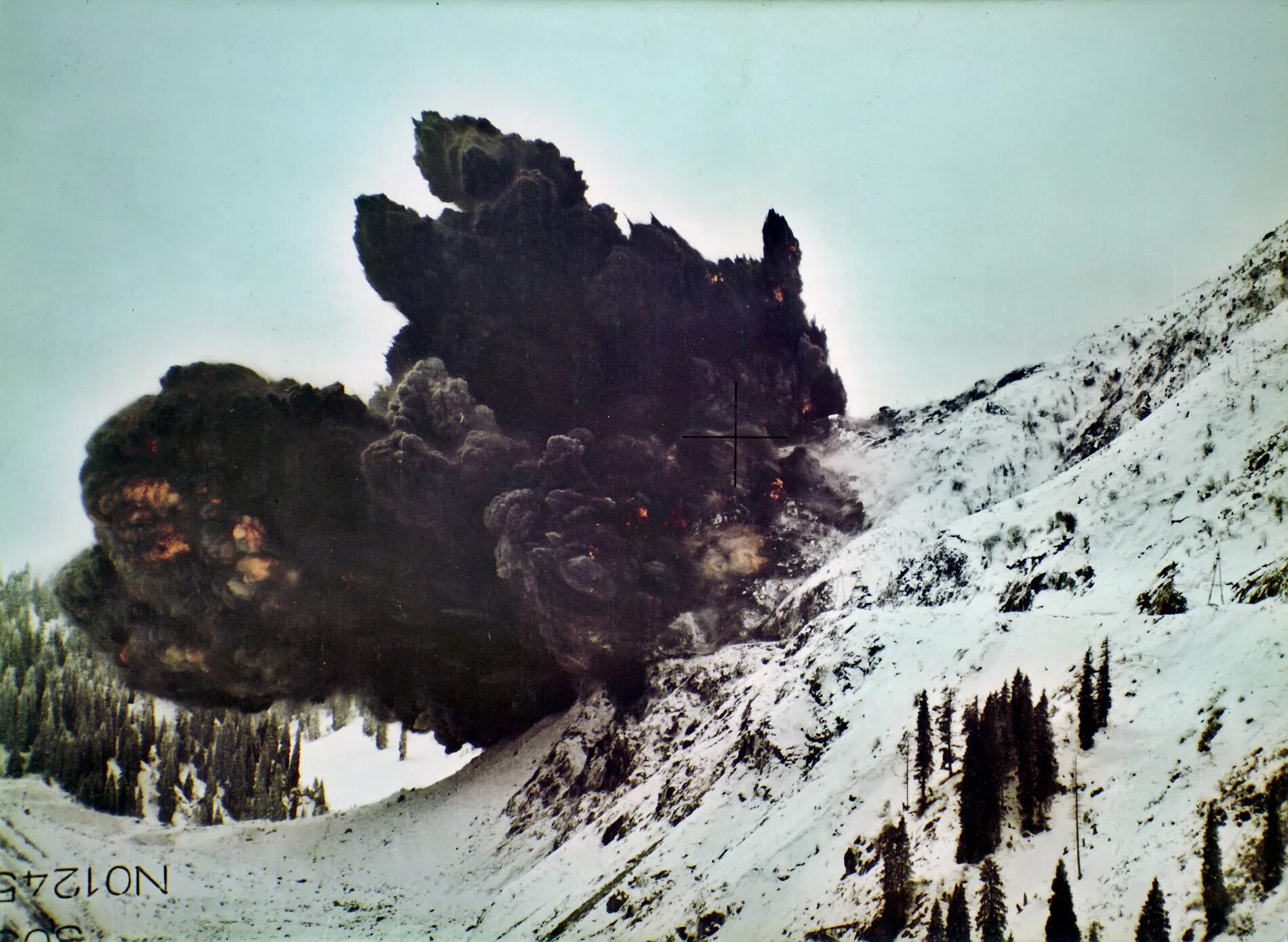 горы взрывают. этна италия. вулкан st helens извержение 1980. горы взрывают. взорванная гора.