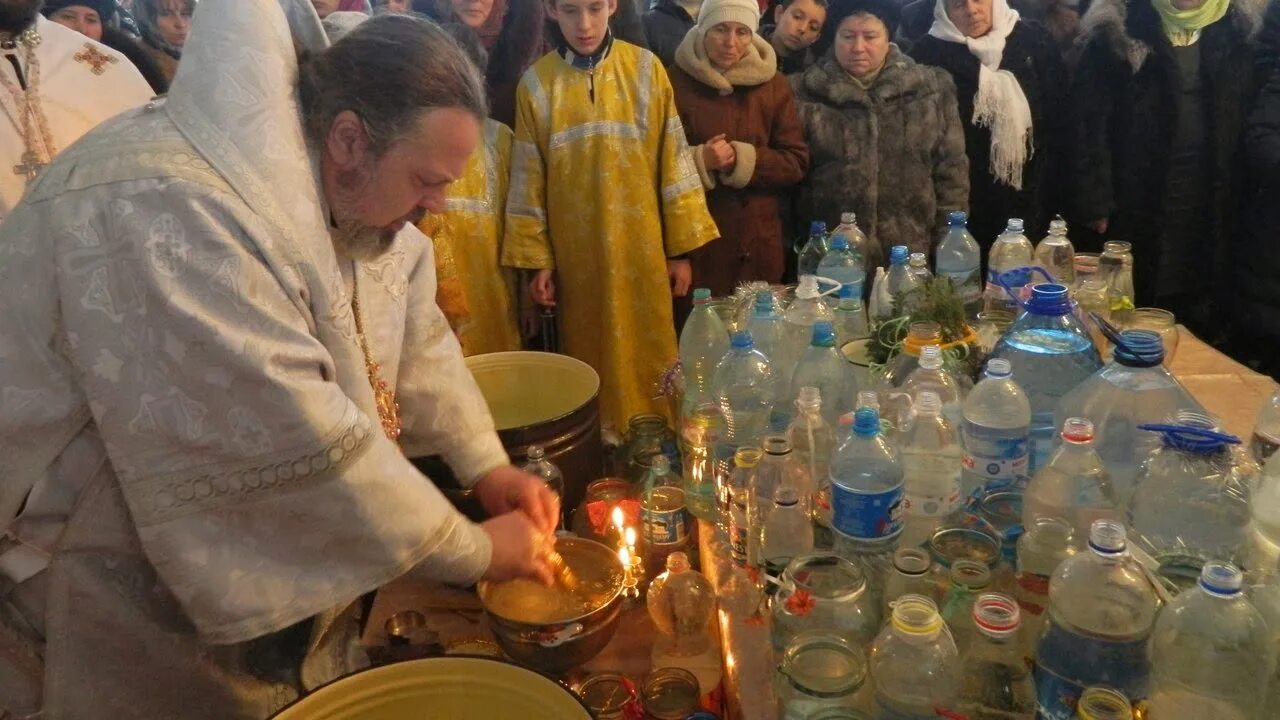 Про святую воду. Священник Окропляет Святой водой в храме. Освящение воды в храме. Освящение воды на крещение. Освящение воды в церкви на крещение.