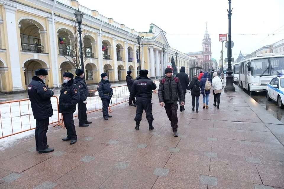 Полиция на Дворцовой площади. События в Санкт-Петербурге. Полицейские Гостиный двор. ОМОН на Дворцовой площади. Хлопки в петербурге сегодня