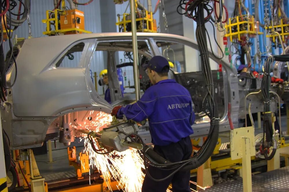 Цех сварки кузова автомобиля. Сварщик машинно-контактной сварки. Сварка кузова 2эс6. Машина контактной сварки мтр-1402. Сварщица контактной сварки.