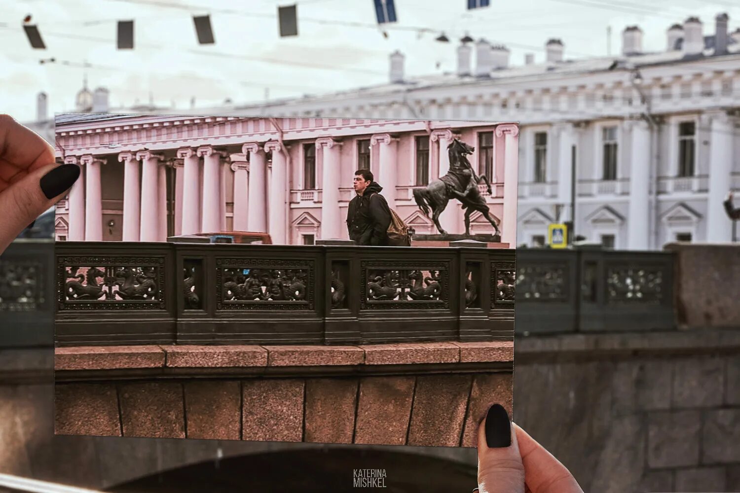 Петербург два брата. Аничков мост брат бодров. брат 2 кадры в питере. троицкий мост фильм брат. сергей бодров в петербурге на набережной.