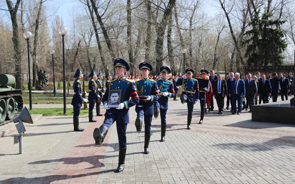 Музей диорама Воронеж. Кадеты казаки возлагают венок к Вечному огню. Памяти павших в Великой Отечественной войне. 15 Апреля 2022 года музей диорама возложение цветов.