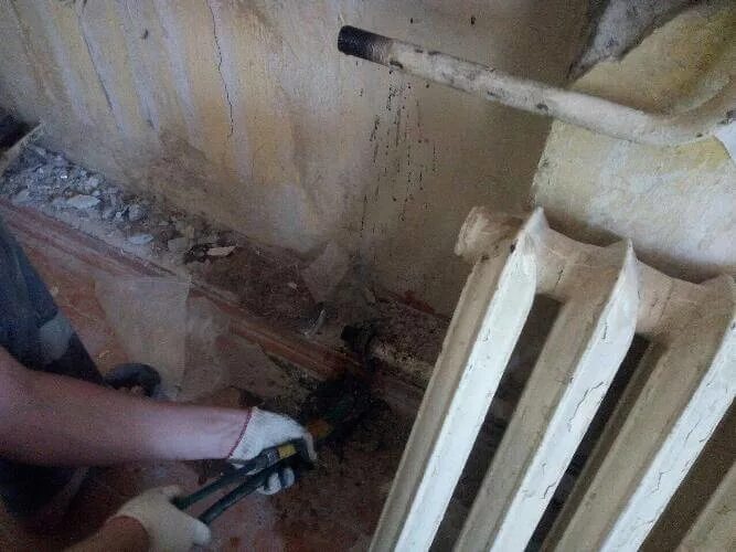 демонтаж радиатора. демонтаж радиатора отопления. разбор чугунной батареи. демонтаж чугунных радиаторов. демонтаж чугунных радиаторов.