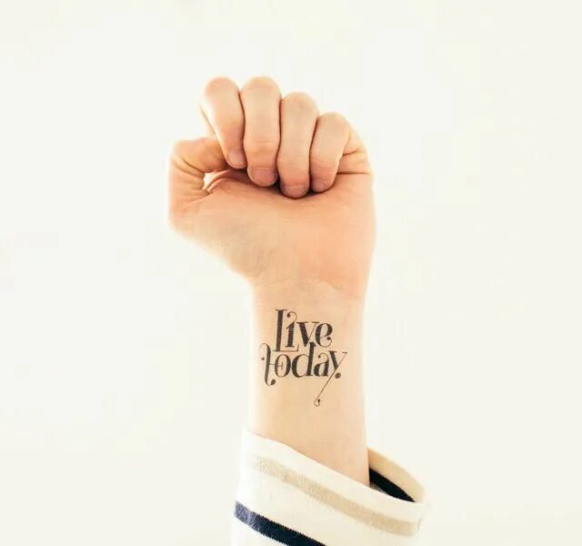 Just love life. Татуировка здесь и сейчас. Татуировка живи. Тату надпись живи сейчас. Татуировка только вперед.
