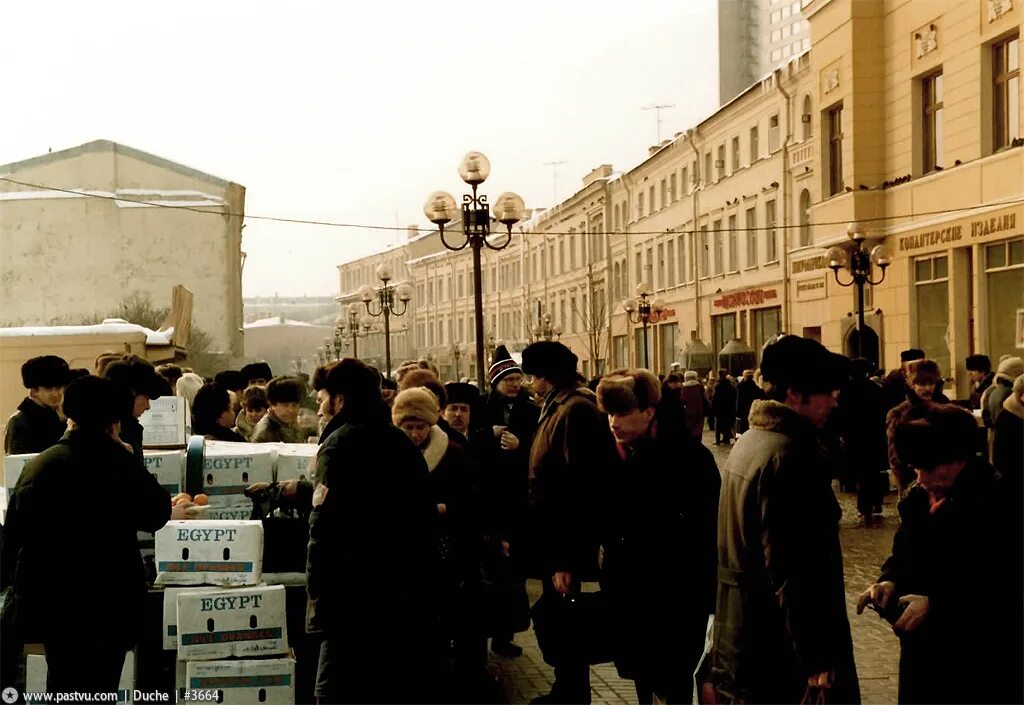 Начинается в 1988 году. Москва 1988. арбат в 1988 году. арбат москва 1980. москва 1980 год арбат.