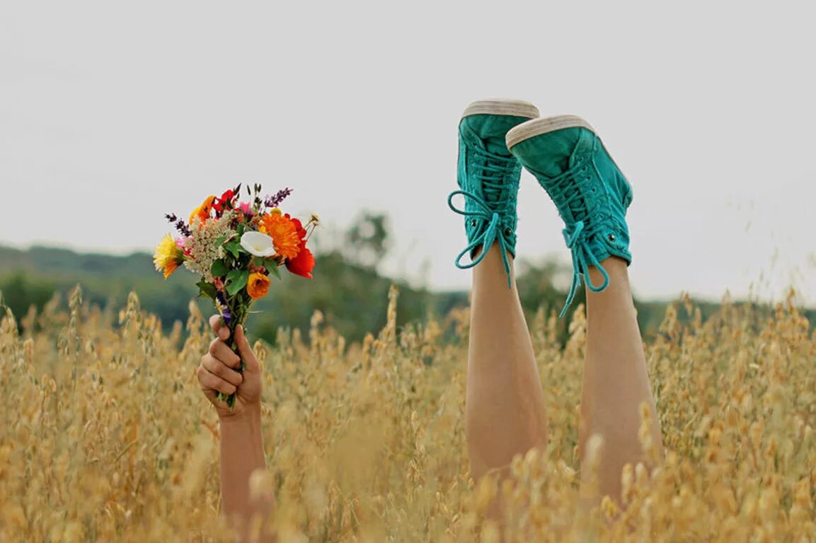 К счастью все необходимое оказалось под рукой. Фотосессия в цветах. Ноги из травы. Позитивное лето. Лето счастье.