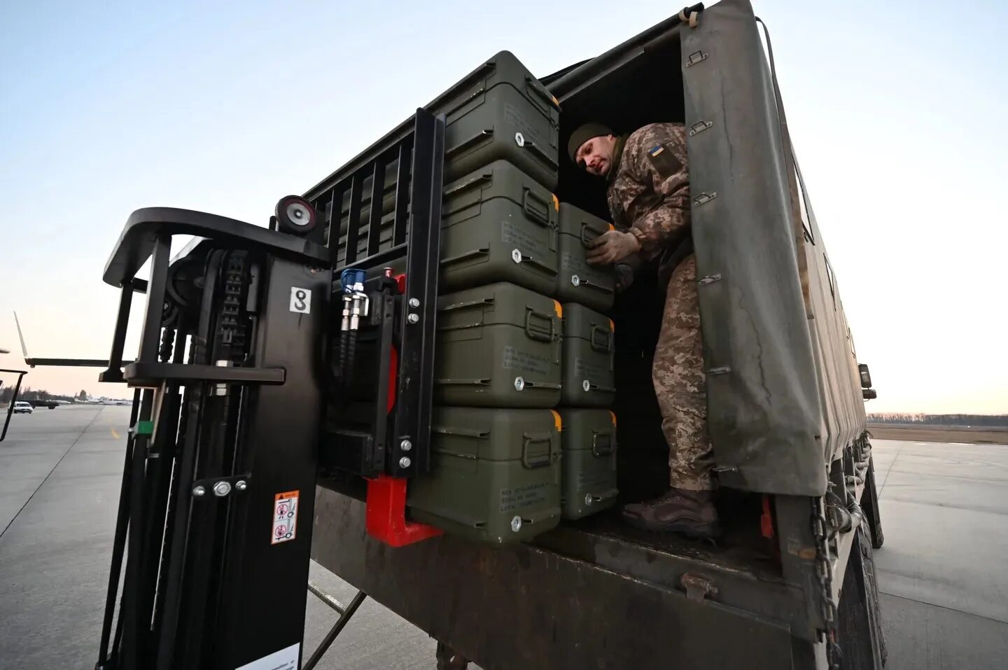 Выделит ли сша помощь украине последние новости. Поставки оружия. Поставки вооружения. Поставки вооружения на Украину. Поставки оружия на Украину.