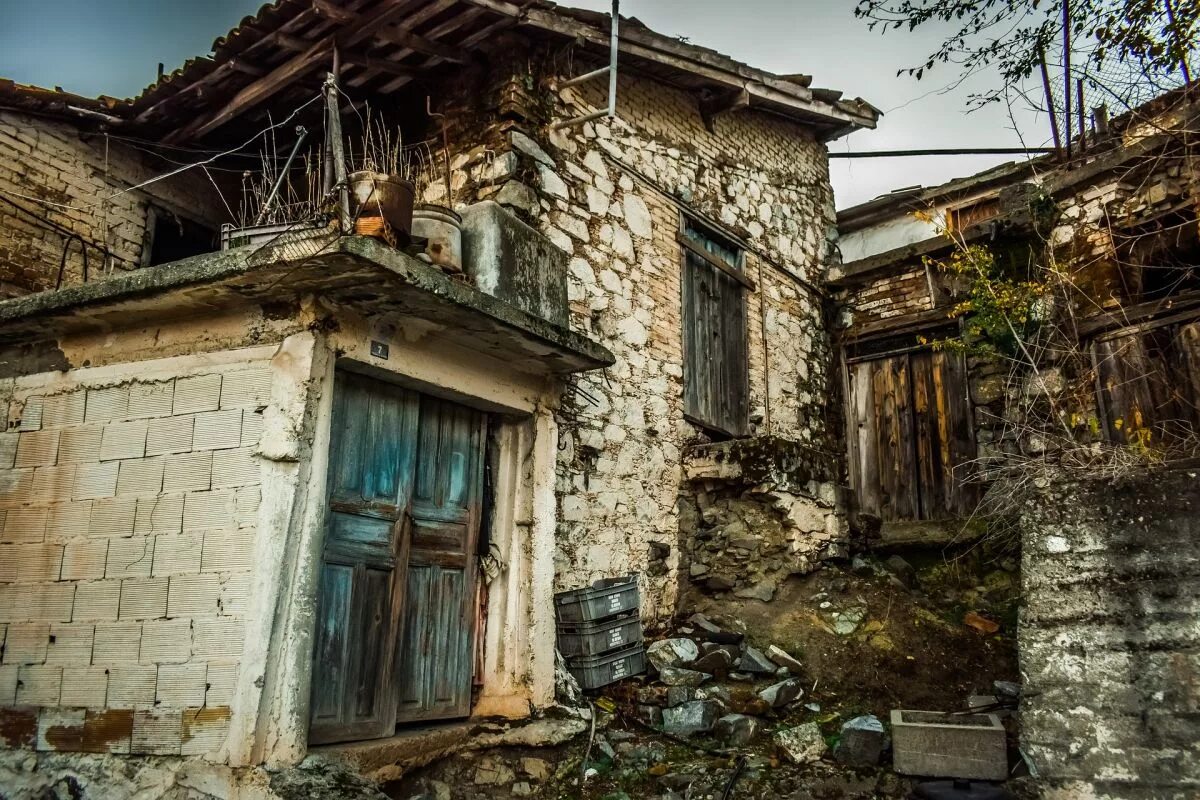 В управлении старые дома. Барак расселение ветхое жилье калуга. аварийный дом. ветхие дома.