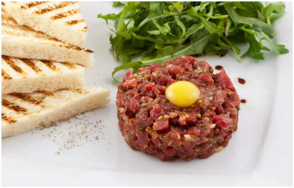 Сырой тартар. Говяжий тартар. Мясо в желтке. Мясо в желтке. Мясо рыба яйца.