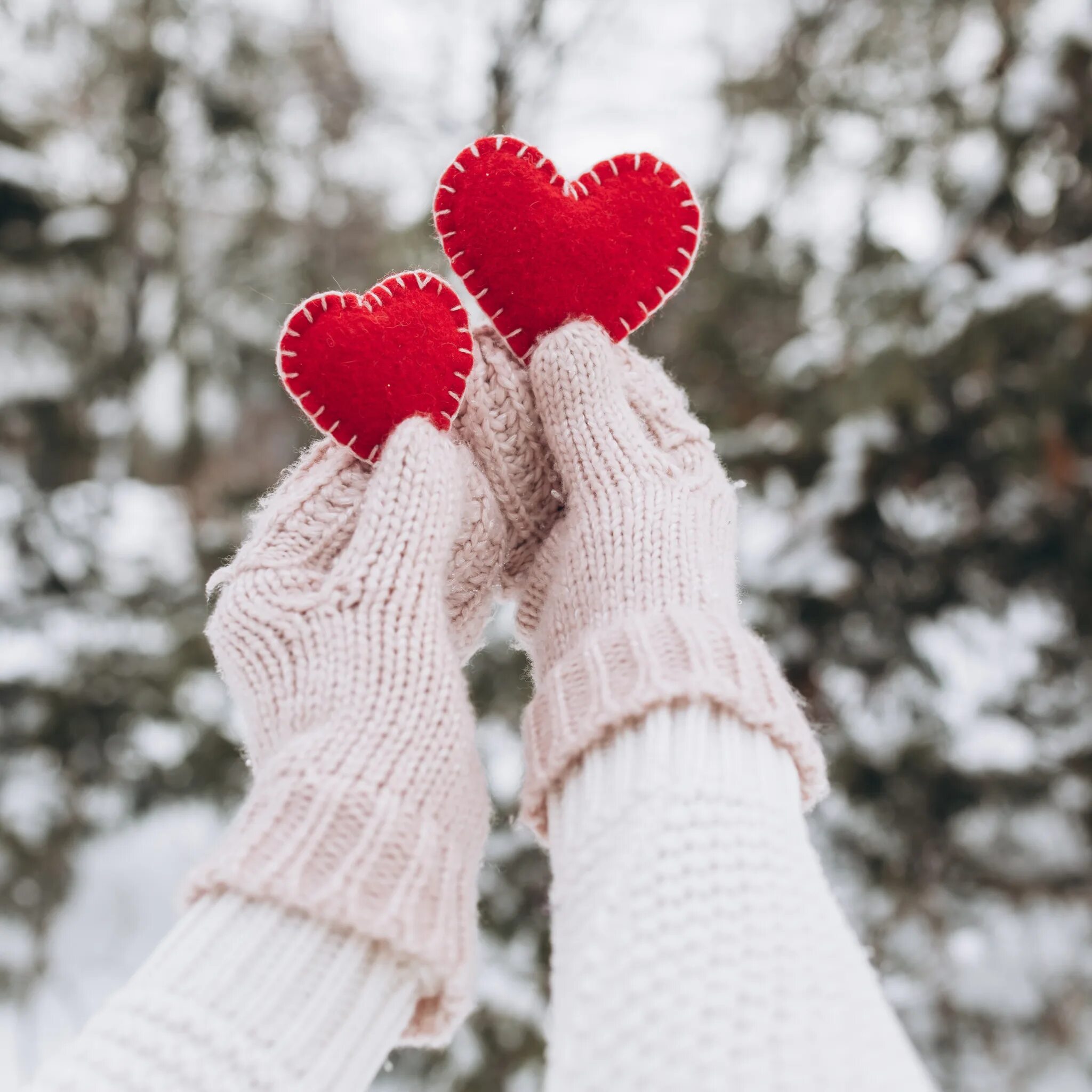 Тепла и уюта в сердце. Зима любовь. Варежки. Зимнее сердце. Доброе утро зима сердечки.