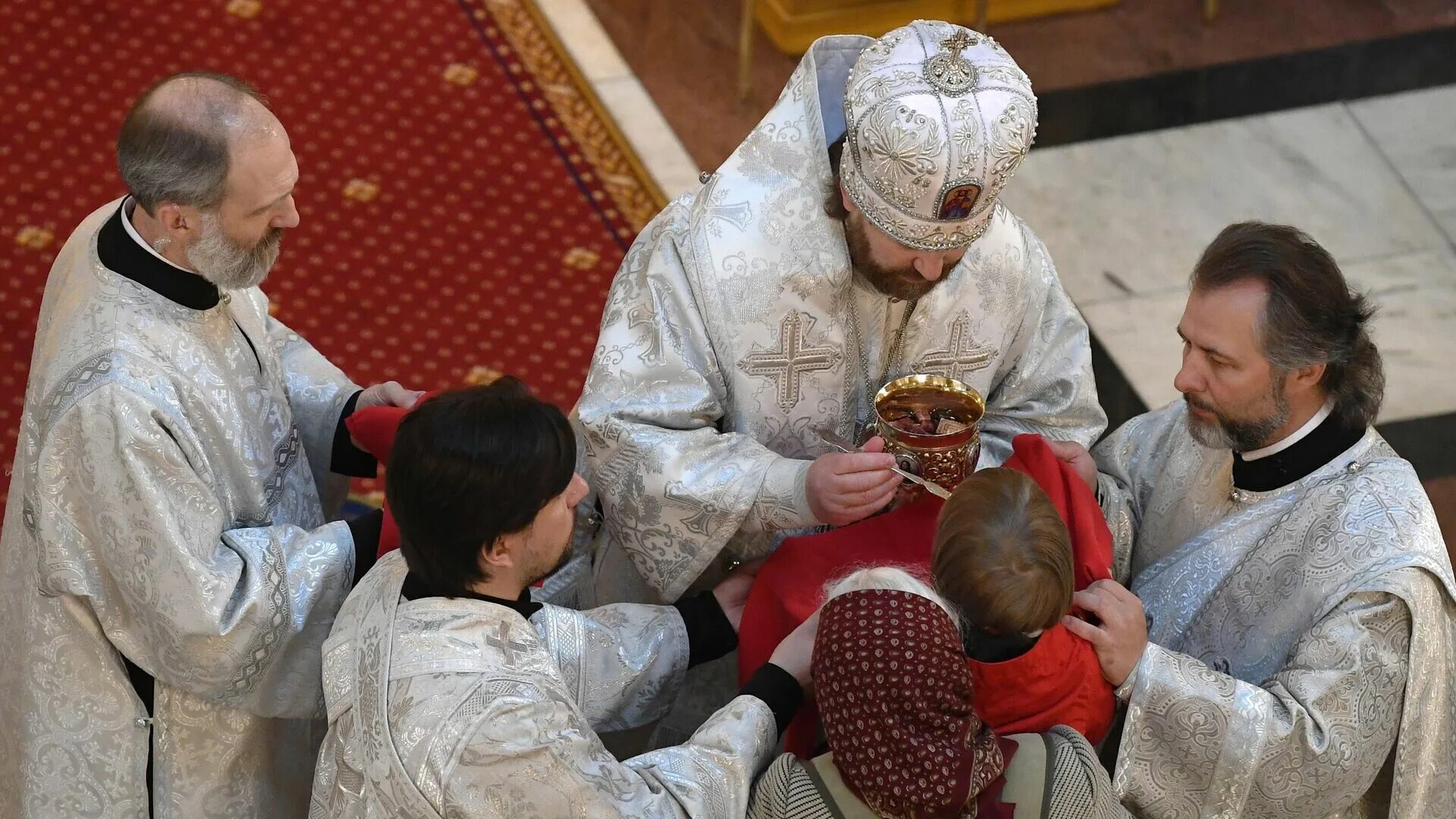 Таинство евхаристии в православии. Священник причащает. Евхаристический канон на литургии. Причастие на пасху. Причастие таинство православие.