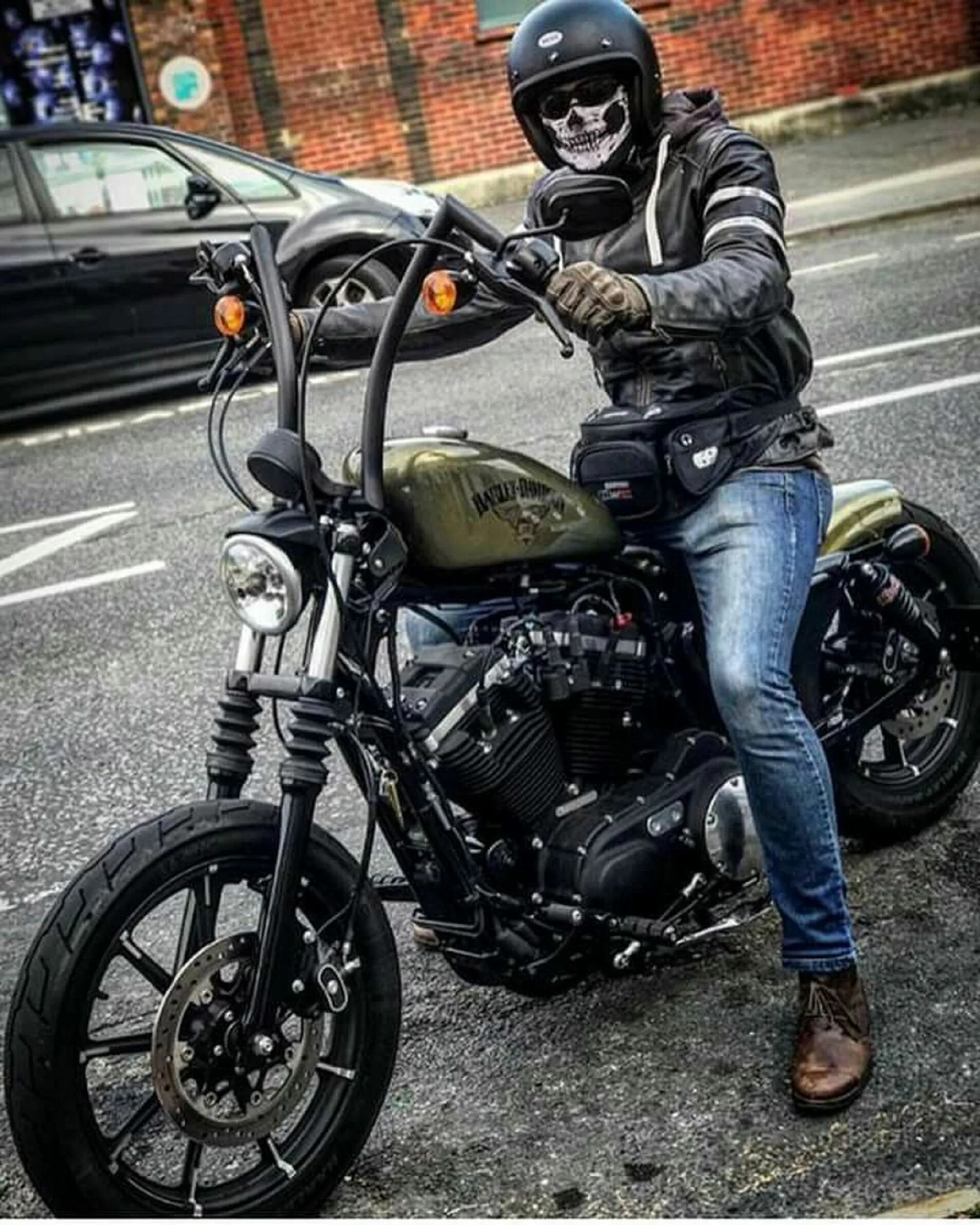 Harley Davidson Iron 883. Харлей Дэвидсон чоппер байкер. Harley Davidson Sportster 883 байкер. Харлей спортстер байкер. Байкеры цена