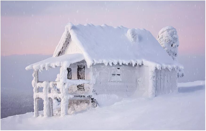 Ледяная избушка-Терем. Ледяная избушка Деда Мороза. Сказочный домик из снега. Сказочная Снежная избушка. Зайдешь в такую избушку зимой жилым