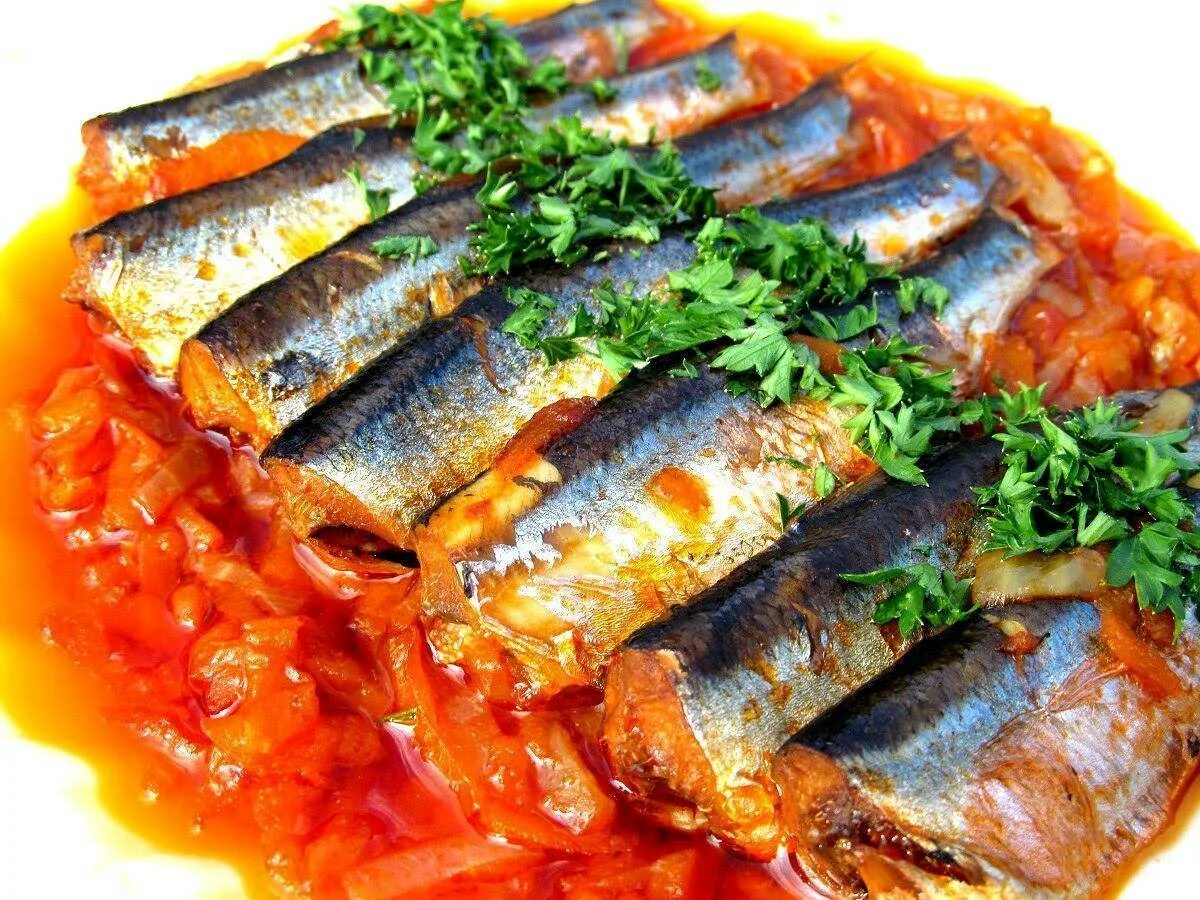 Килька в томате. Рыба в томатном соусе. Блюда из тушеной рыбы. Рыба тушеная с овощами.