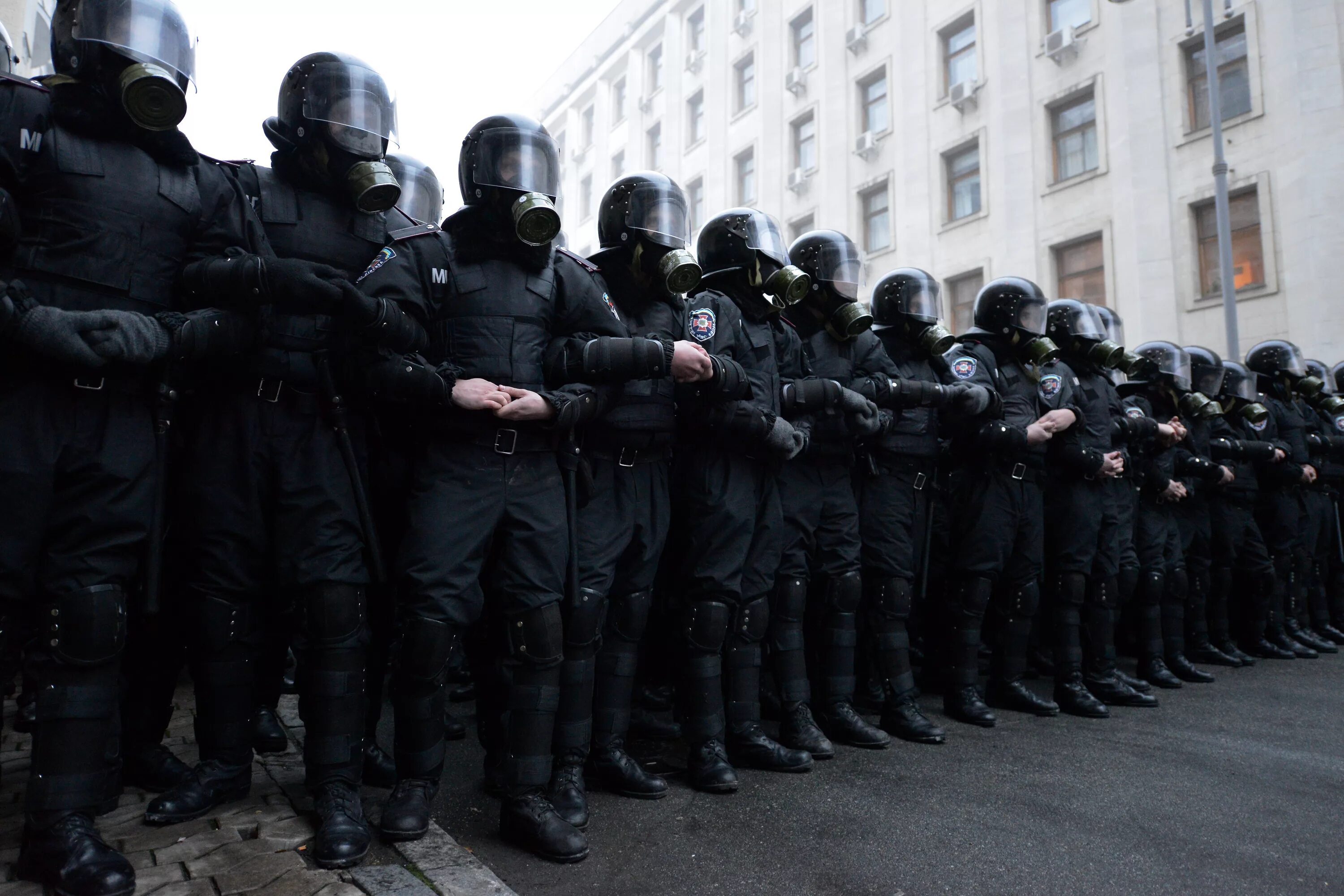 Омон численность. Силовики ОМОН. Толпа спецназа. Толпа ОМОНА. Толпа полицейских.